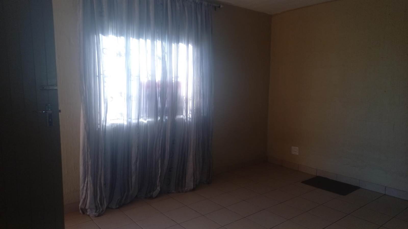 1 Bed Apartment in Caneside photo number 3