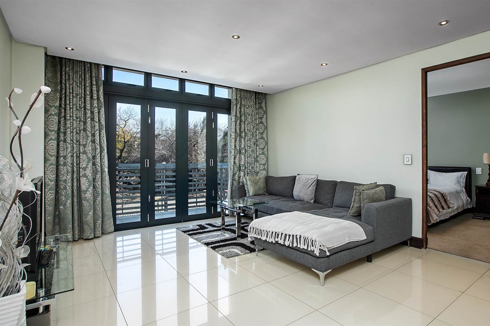 1 Bed Apartment in Melrose Arch photo number 3