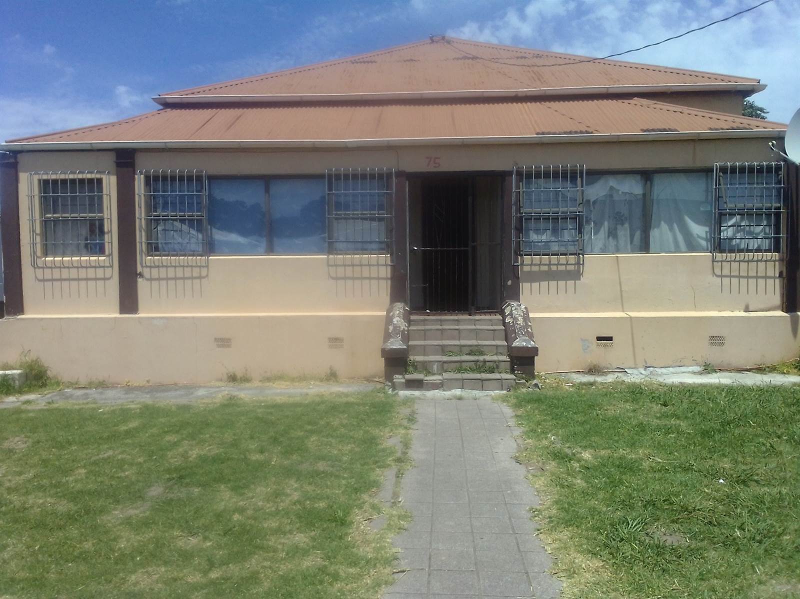 10 Bed House in Southernwood photo number 2