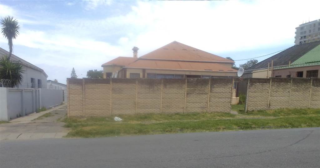 10 Bed House in Southernwood photo number 1
