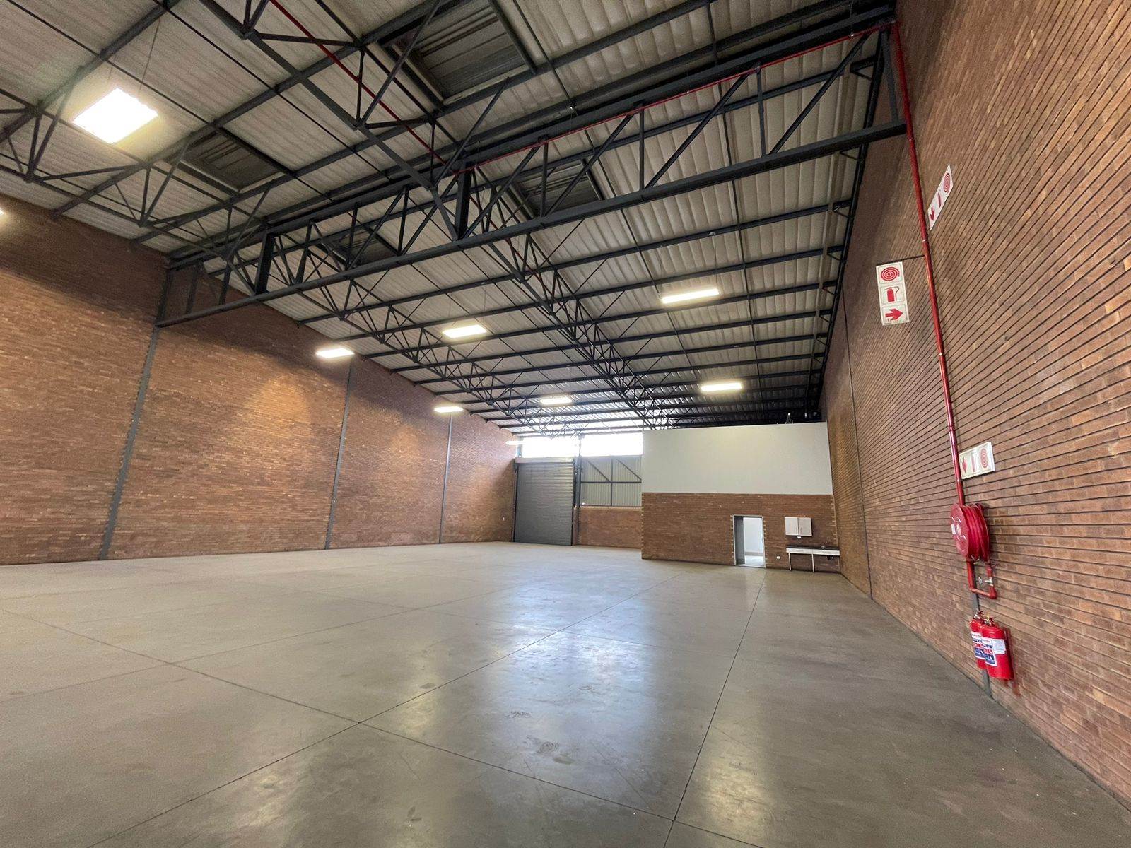 595  m² Industrial space in Pomona photo number 3