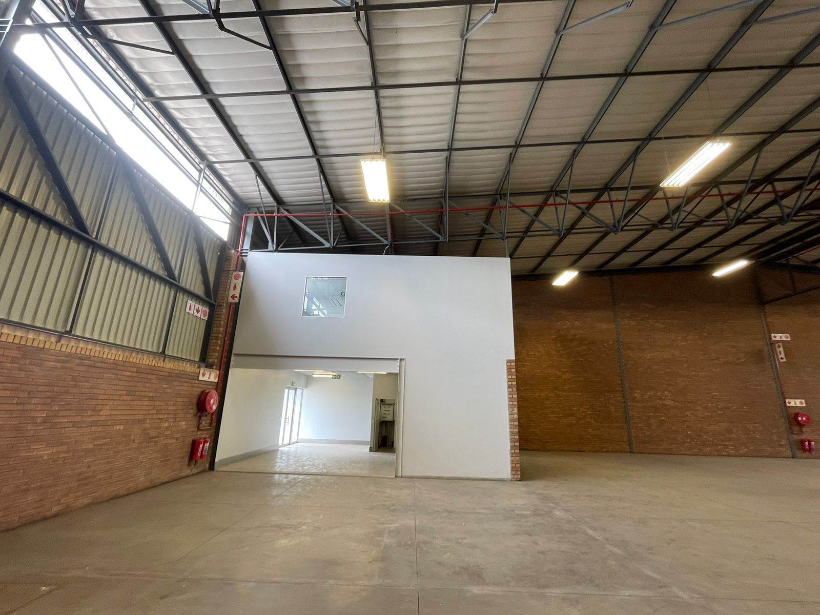 595  m² Industrial space in Pomona photo number 11
