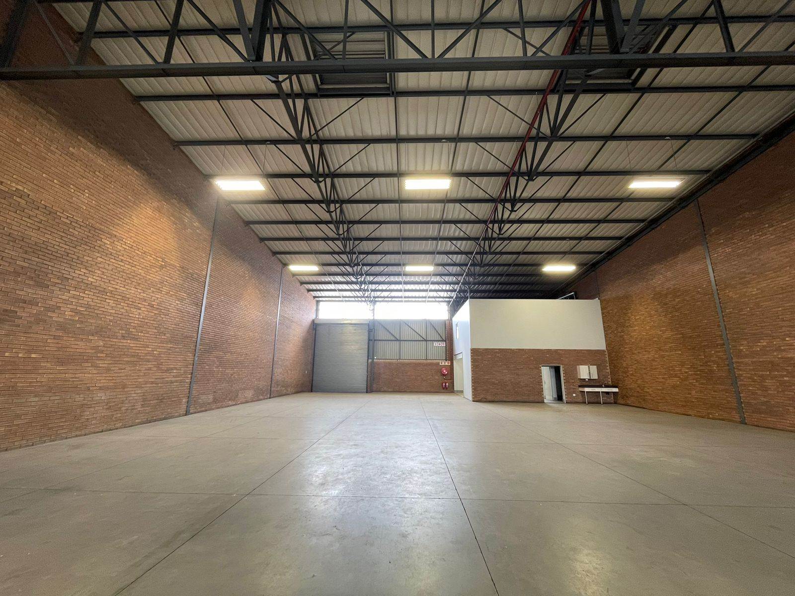 595  m² Industrial space in Pomona photo number 2