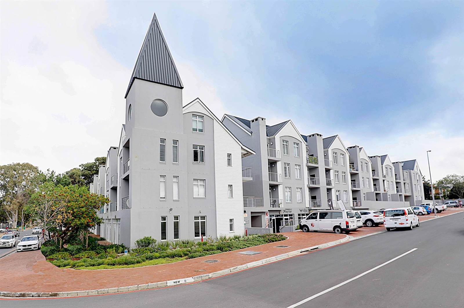 2 Bed Apartment in Durbanville Central photo number 19