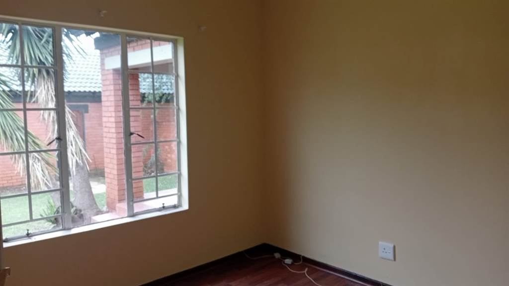 2 Bed Townhouse in Mooikloof Ridge photo number 17
