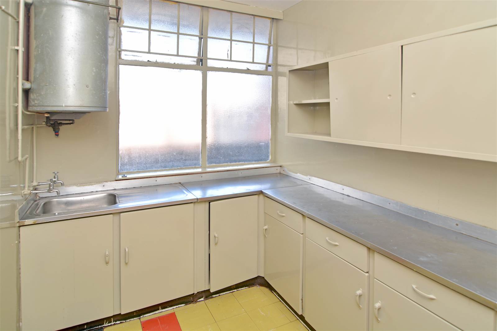 1 Bed Apartment in Hillbrow photo number 5