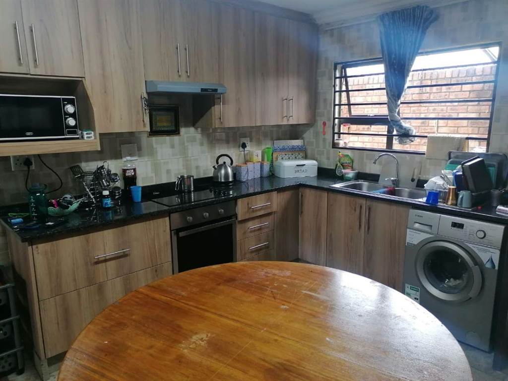 3 Bed Apartment in Lenasia photo number 8
