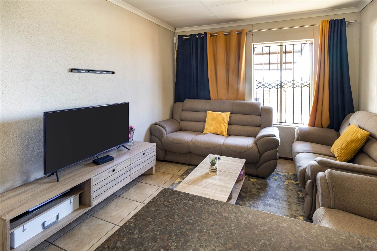 2 Bed House in Roodepoort Central photo number 5