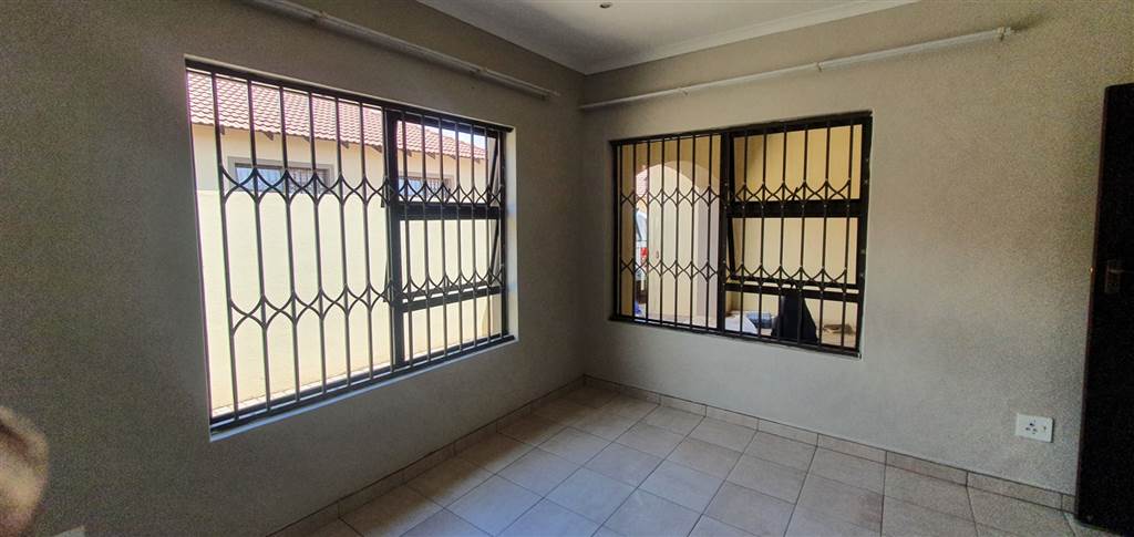 2 Bed Simplex in Polokwane Central photo number 9
