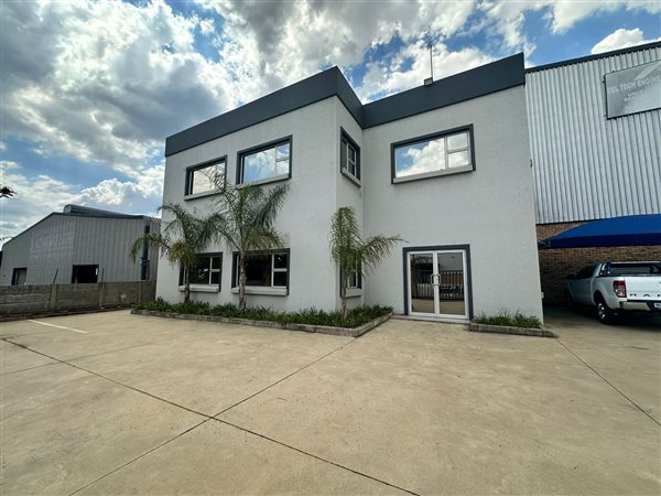 1105  m² Industrial space