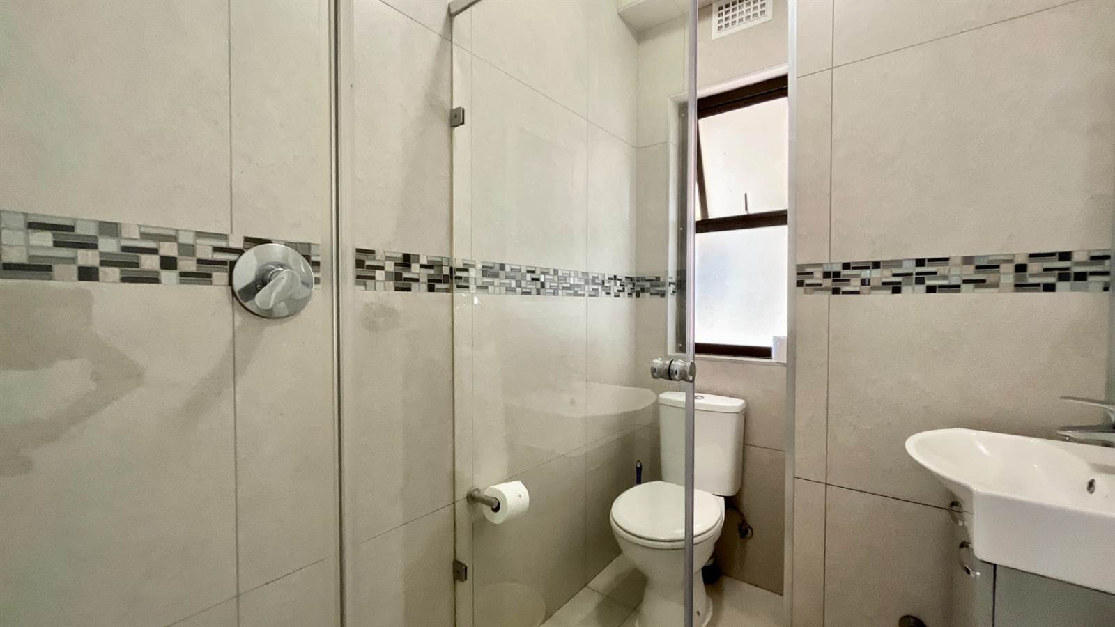 2 Bed Apartment in Umhlanga Rocks photo number 18