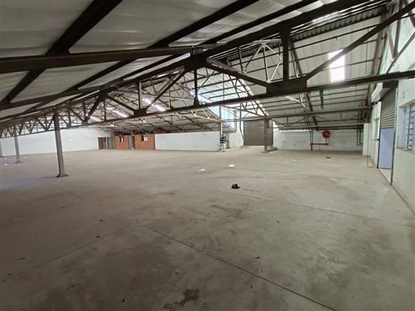 1 900  m² Industrial space