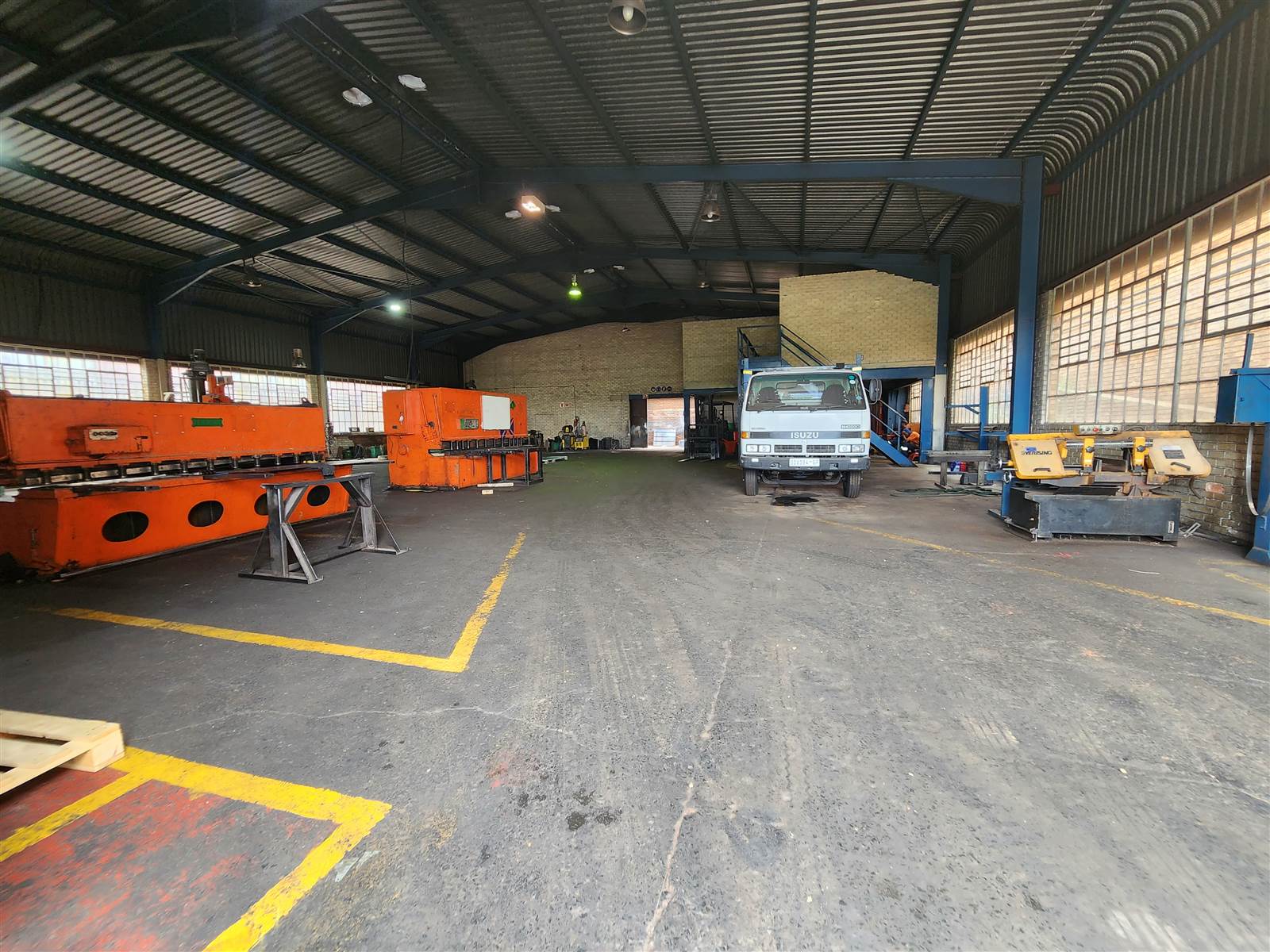 750  m² Industrial space in Sebenza photo number 1