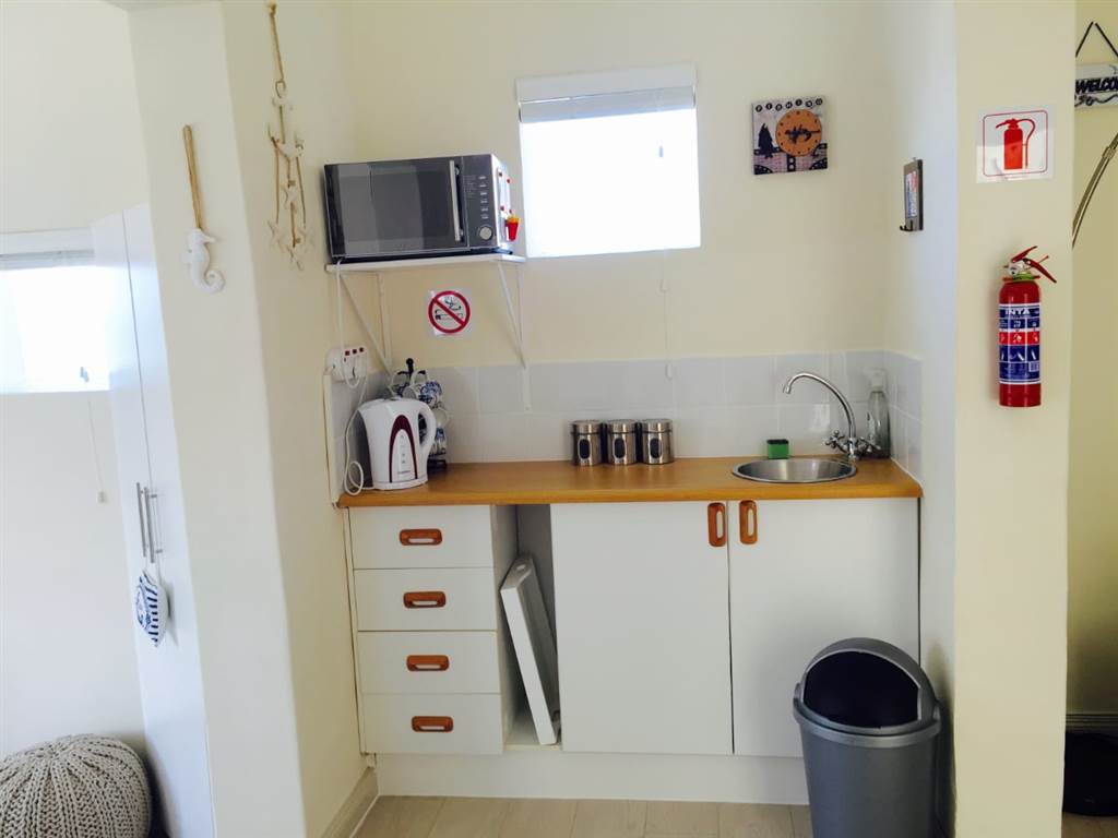 2 Bed Apartment in Fish Hoek photo number 3