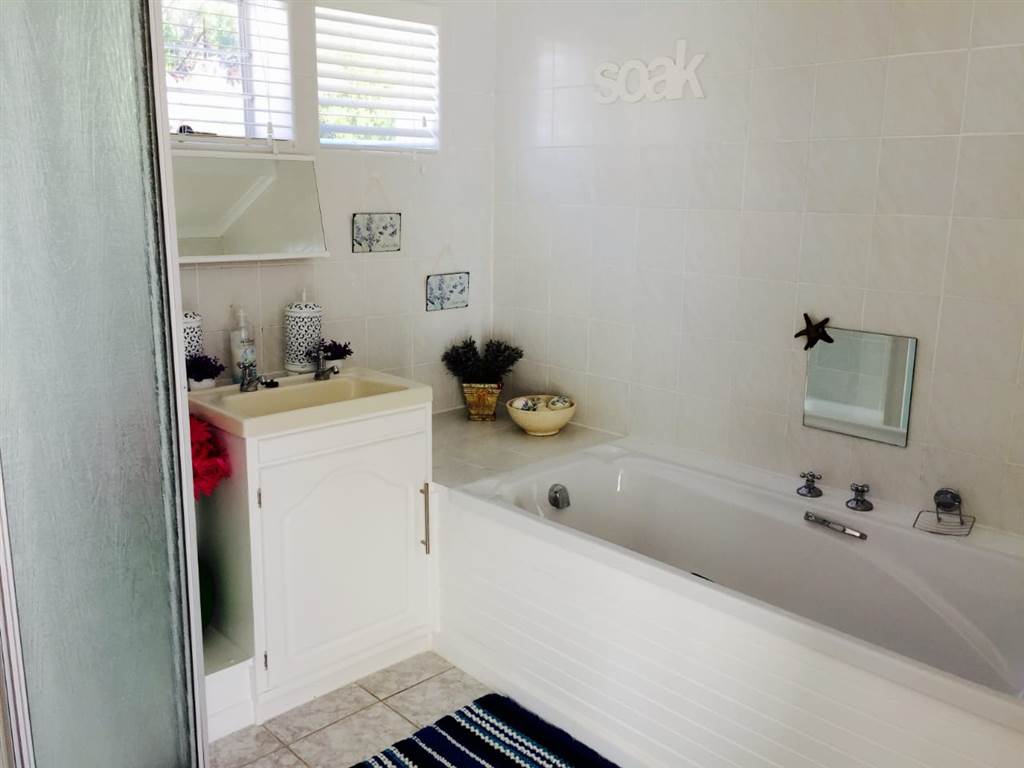2 Bed Apartment in Fish Hoek photo number 16
