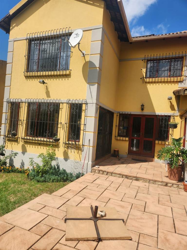 4 Bed Townhouse in Randpark Ridge photo number 17