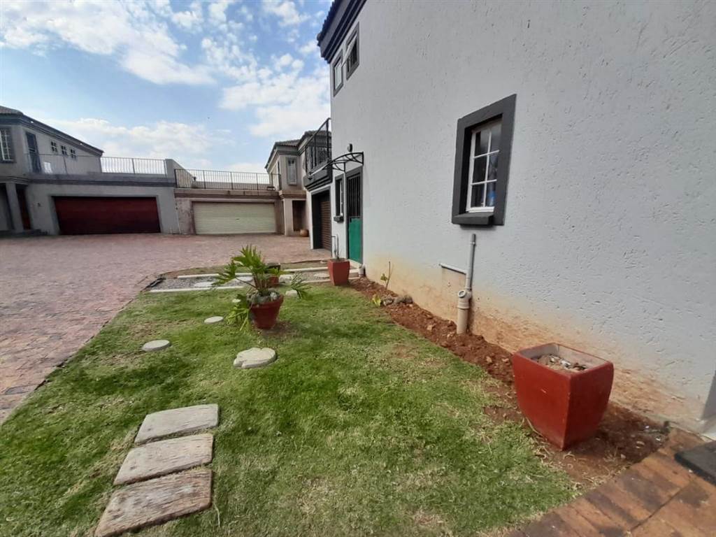 3 Bed Townhouse in Bergsig photo number 2