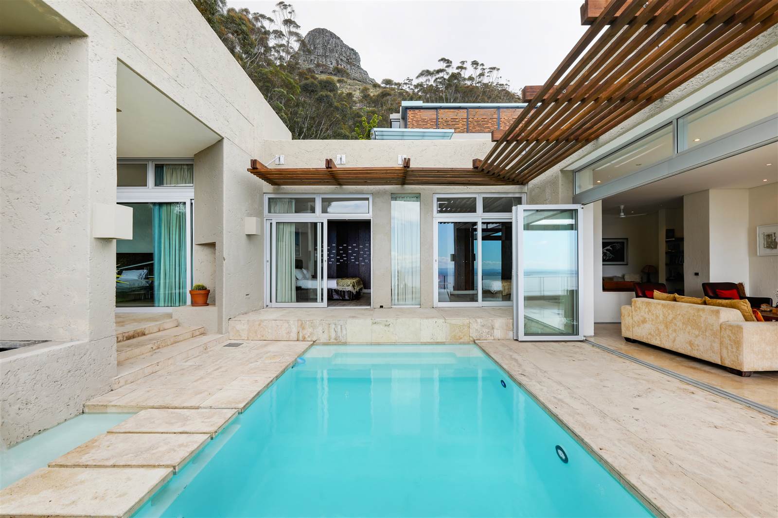 4 Bed House in Fresnaye photo number 8