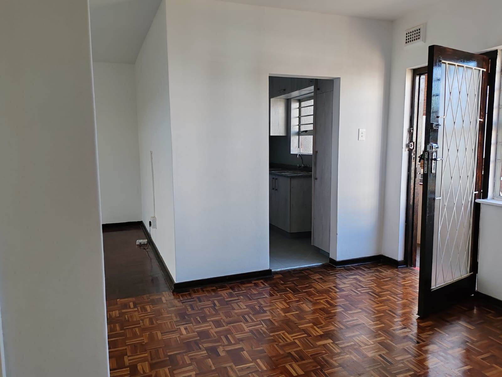 2 Bed Apartment in Amanzimtoti photo number 8