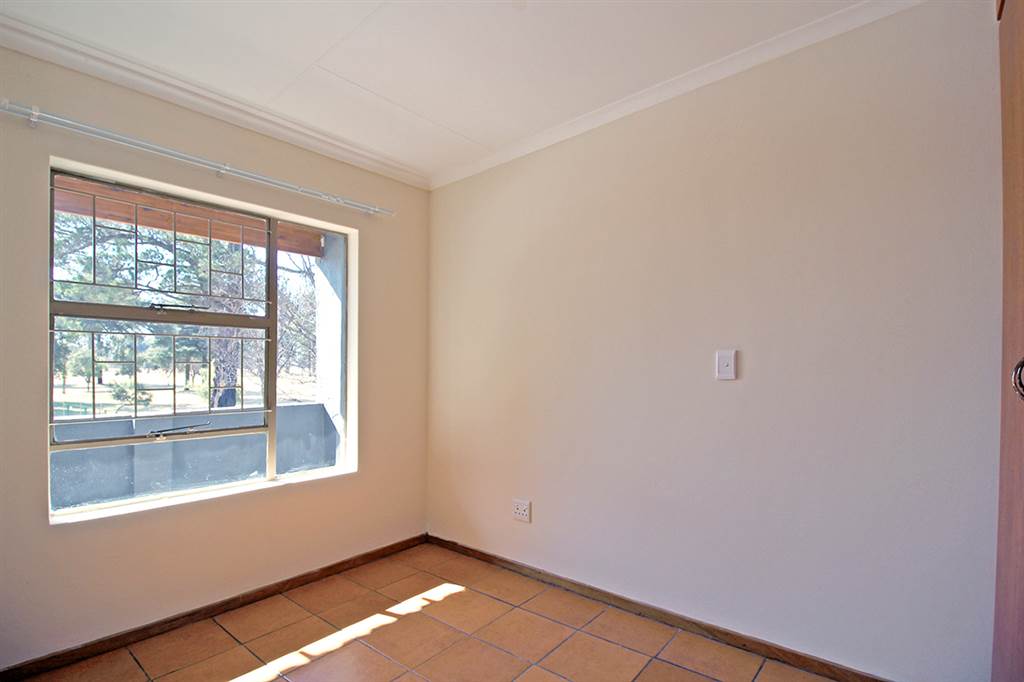 2 Bed Apartment in Pollak Park photo number 9