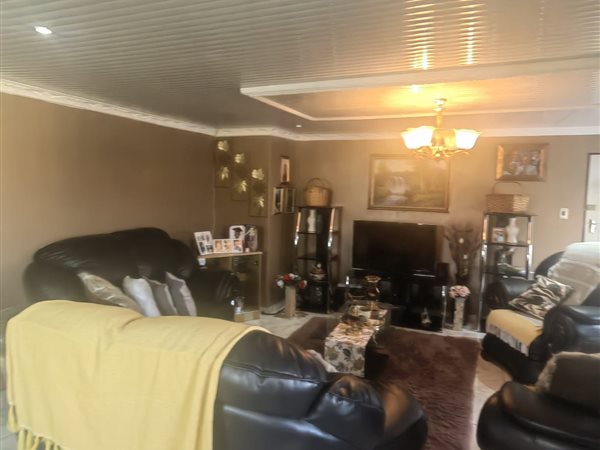 3 Bed House in Embalenhle