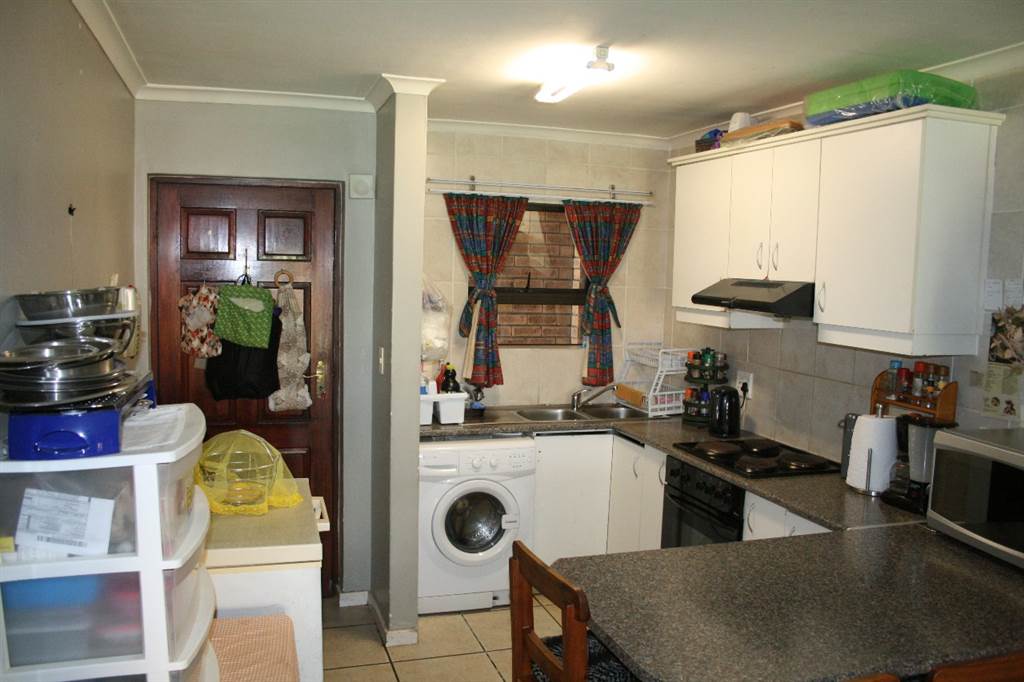 2 Bed Apartment in Fairview Golf Estate photo number 5