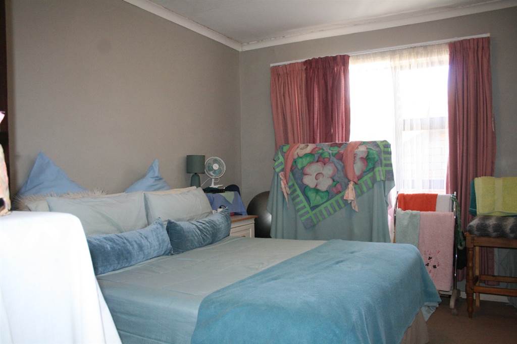 2 Bed Apartment in Fairview Golf Estate photo number 11