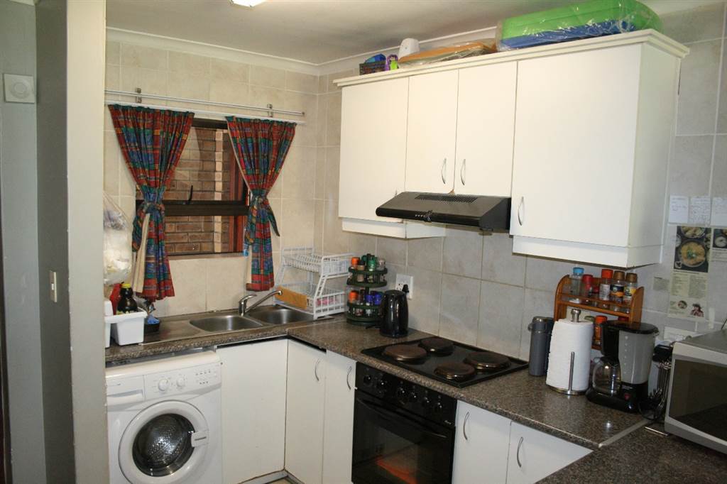 2 Bed Apartment in Fairview Golf Estate photo number 8