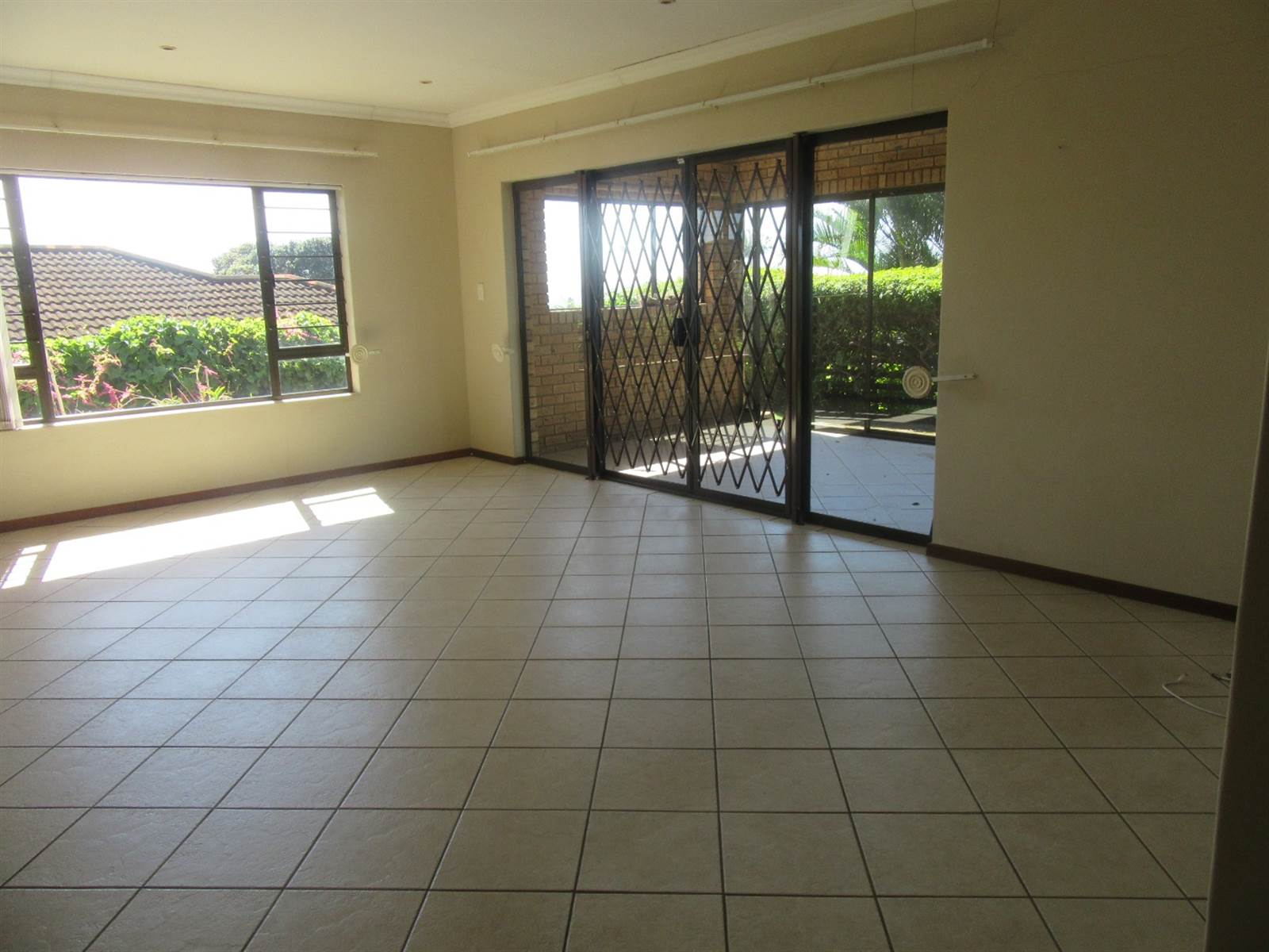 3 Bed Townhouse in Scottburgh Central photo number 3