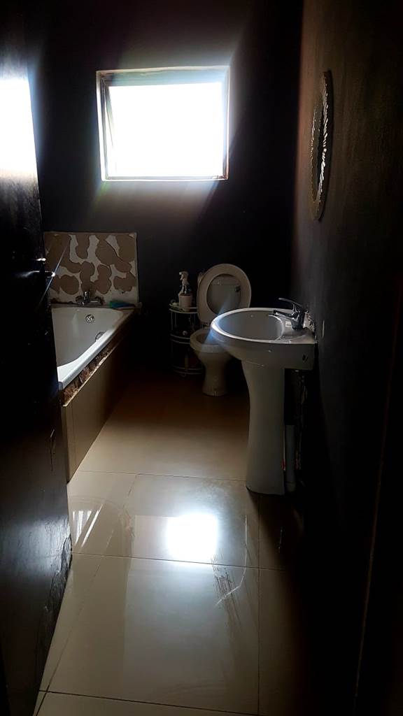 4 Bed House in Umlazi photo number 7