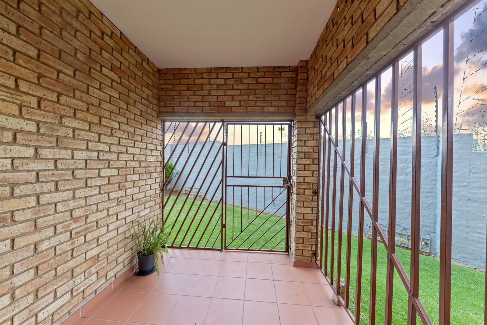 2 Bed Townhouse in Wilgeheuwel photo number 13