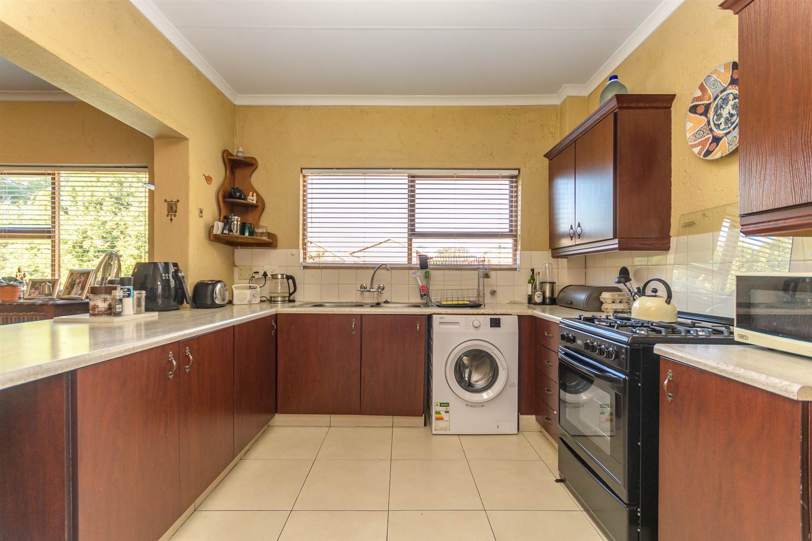2 Bed Apartment in Corlett Gardens photo number 6