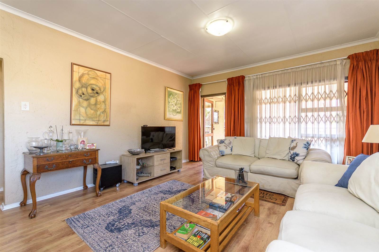 2 Bed Apartment in Corlett Gardens photo number 3