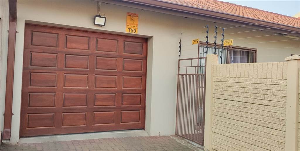 3 Bed Townhouse in Trichardt photo number 13