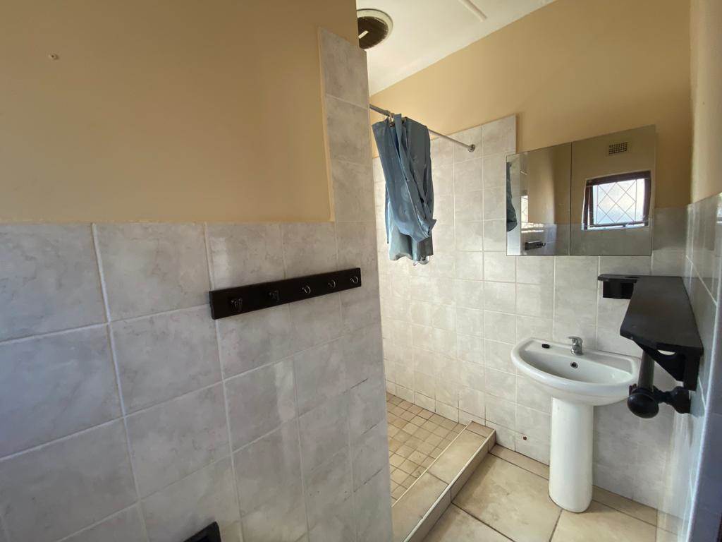 4 Bed House in Athlone Park photo number 24