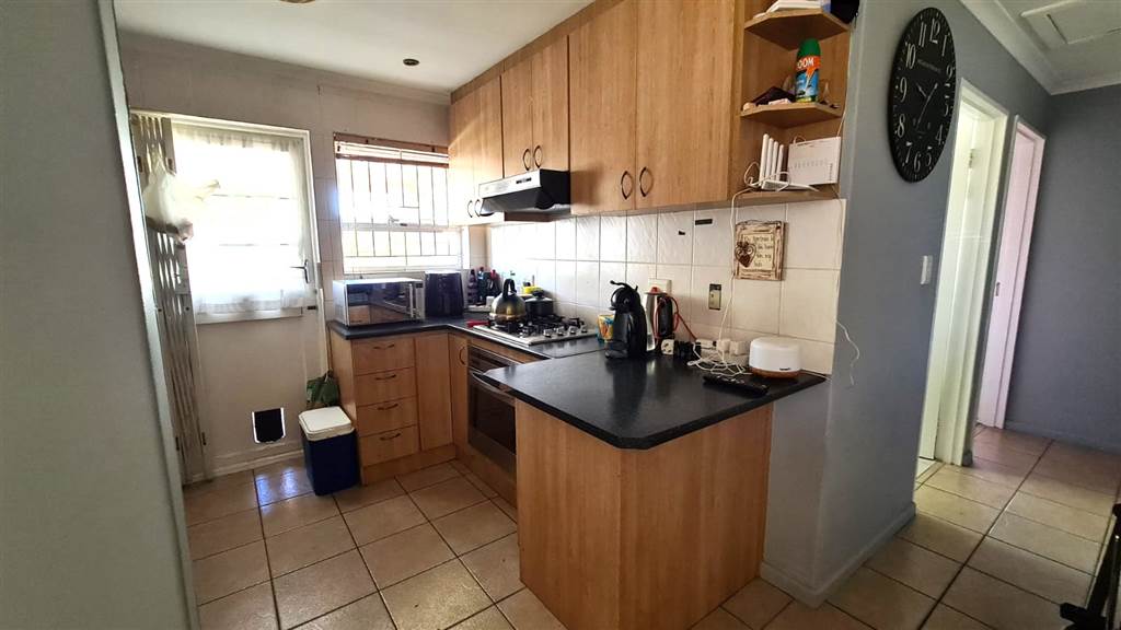 2 Bed Townhouse in Protea Heights photo number 6
