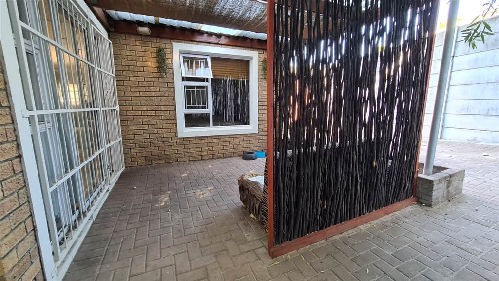 2 Bed Townhouse in Protea Heights photo number 12
