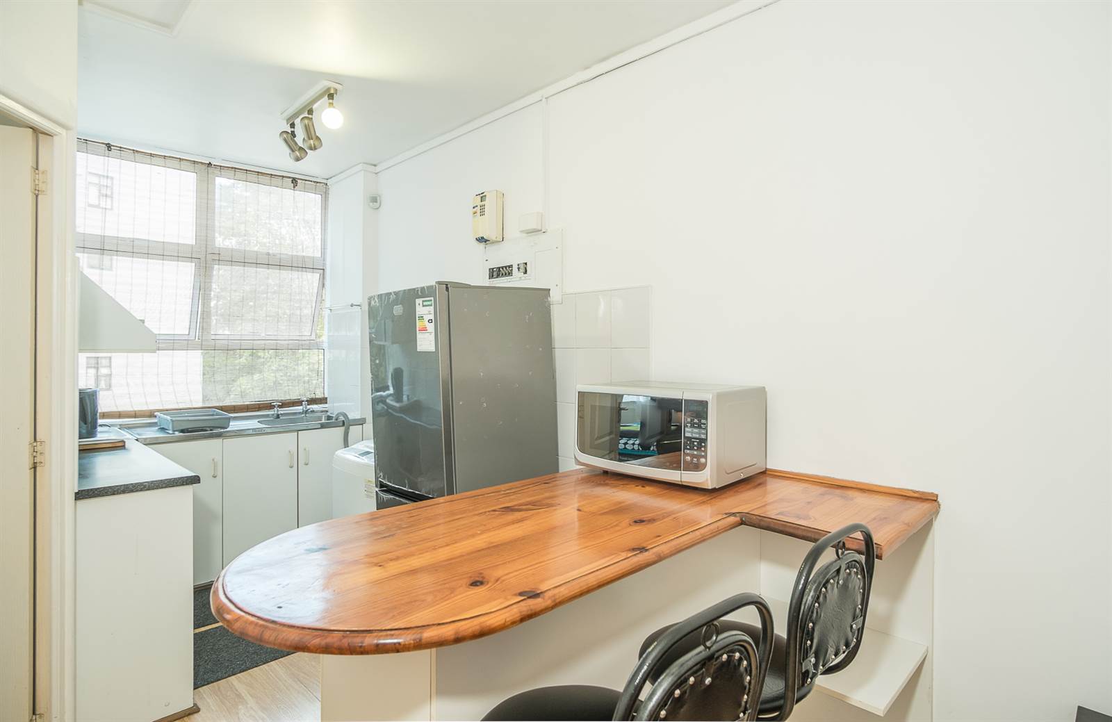 1 Bed Apartment in Wynberg Upper photo number 2