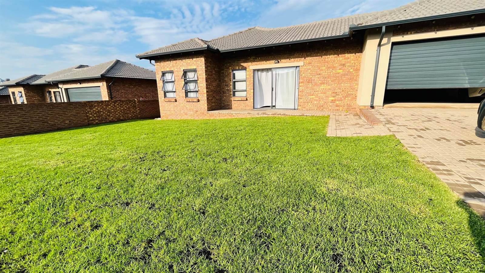 3 Bed Townhouse in Witbank Central photo number 1