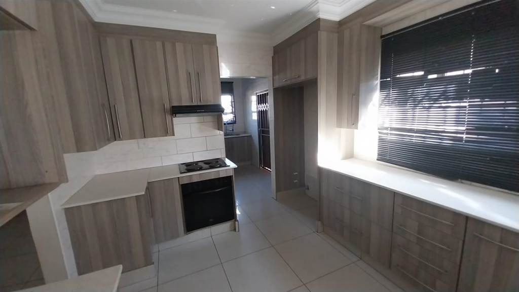 4 Bed House in Olievenhoutbosch photo number 5