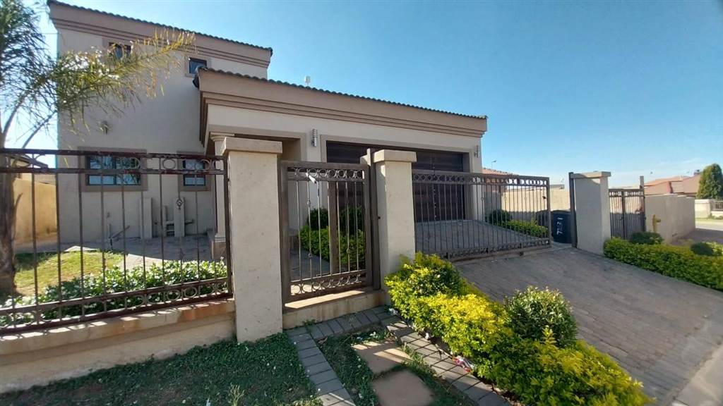4 Bed House in Olievenhoutbosch photo number 9
