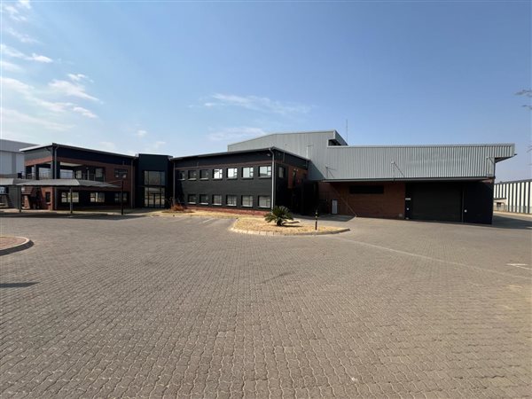 2 800  m² Industrial space