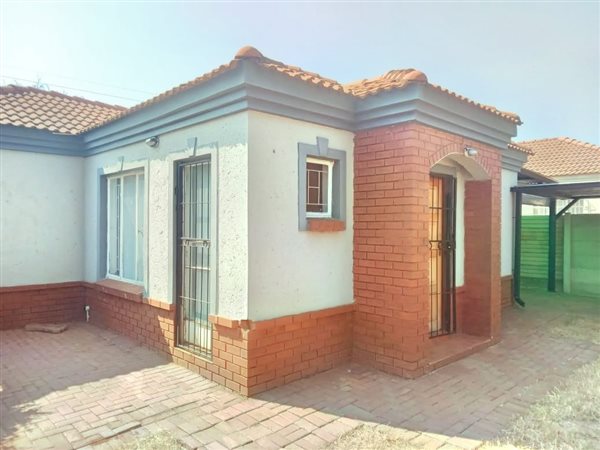 2 Bed House in Eloffsdal