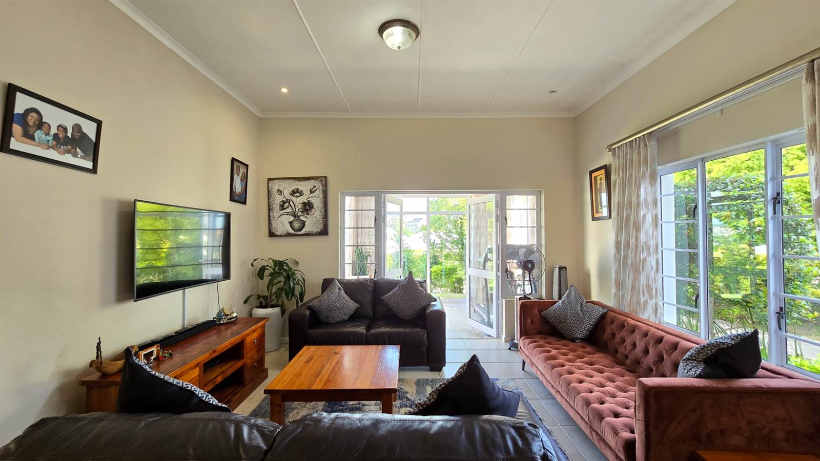 3 Bed Townhouse in Beacon Bay photo number 14