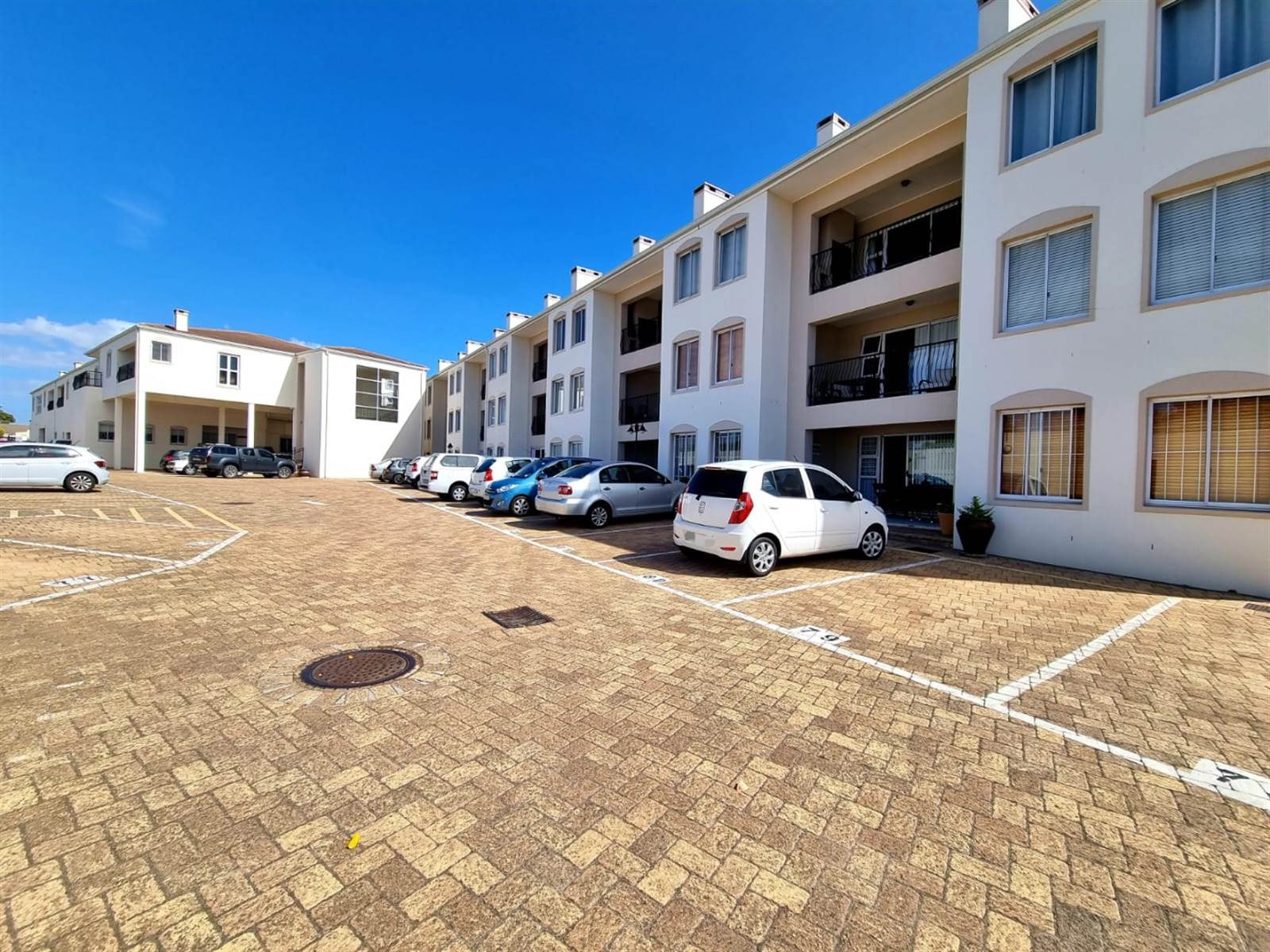 2 Bed Apartment in Edgemead photo number 2