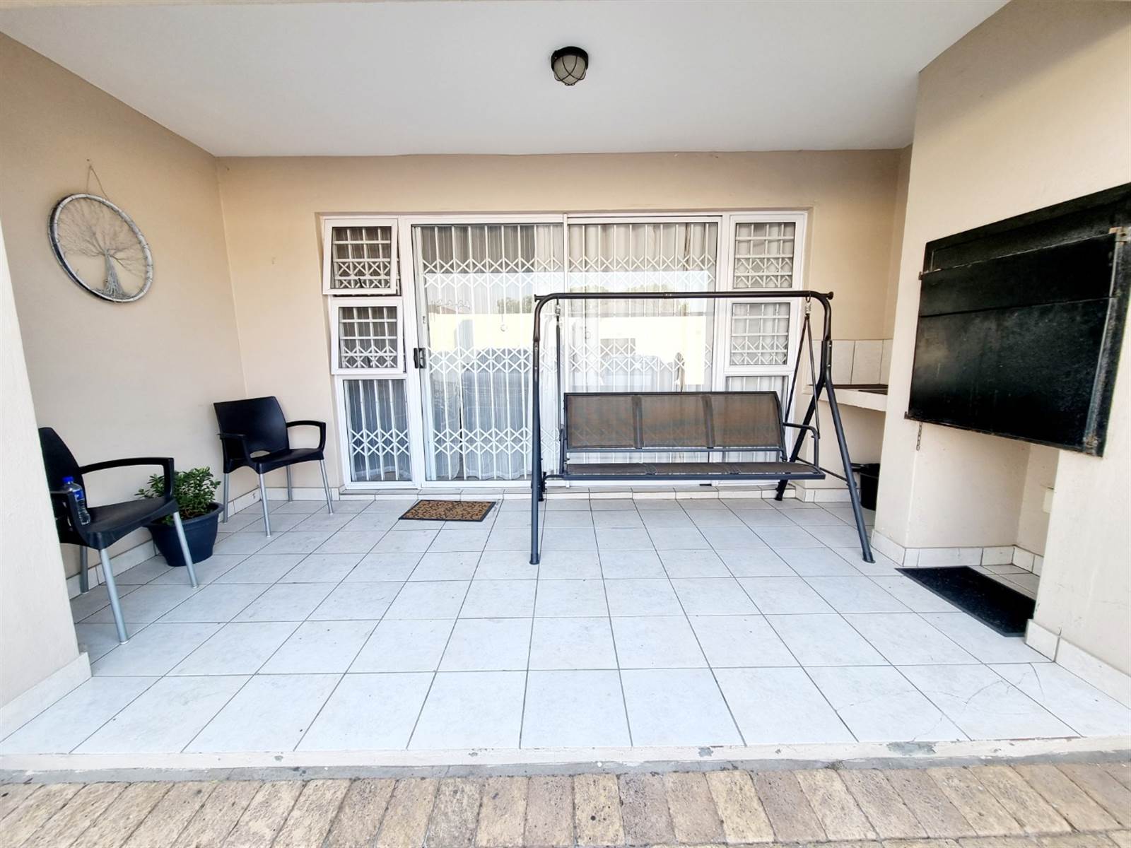 2 Bed Apartment in Edgemead photo number 11