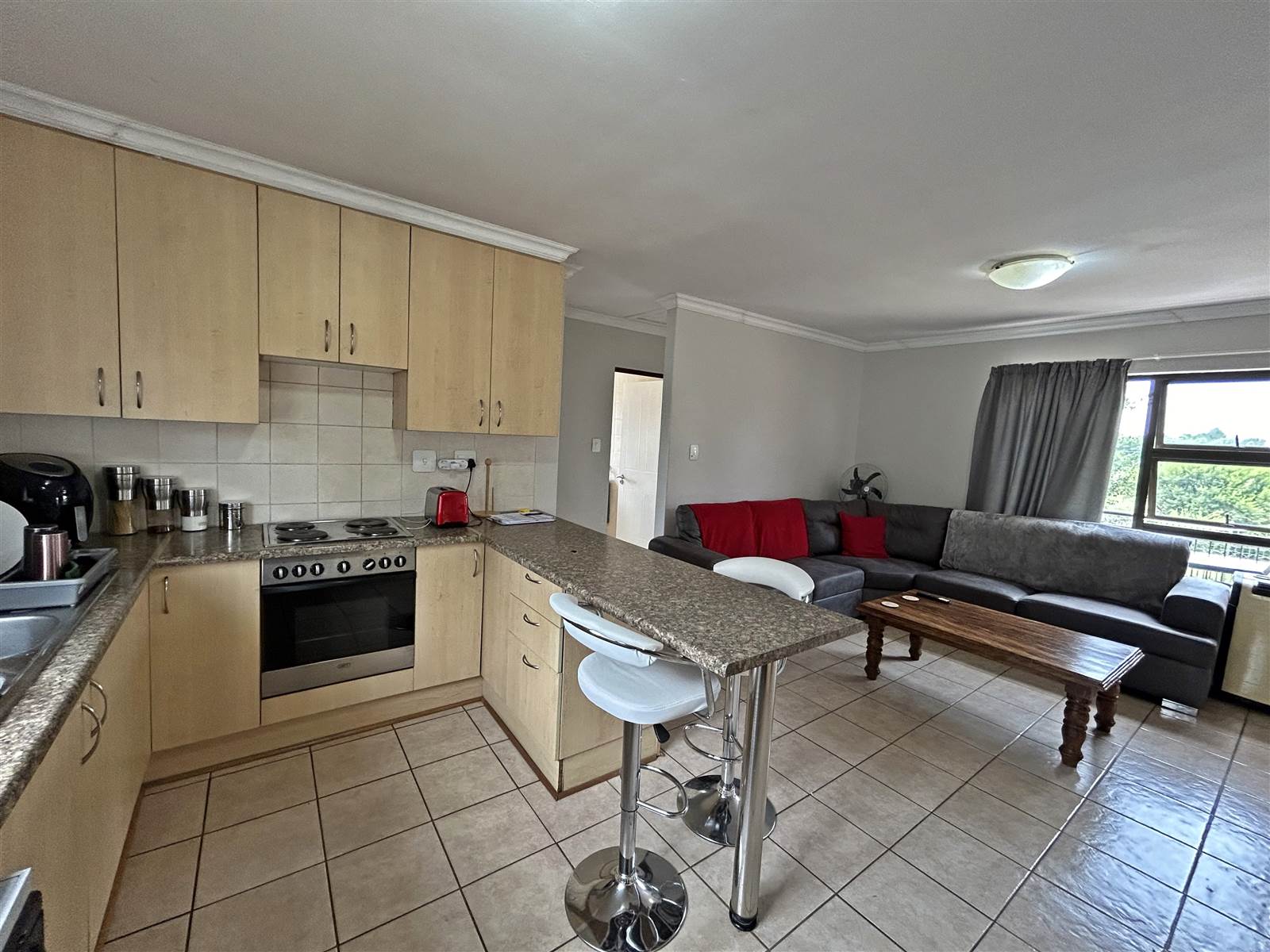 2 Bed Apartment in Spitskop photo number 6