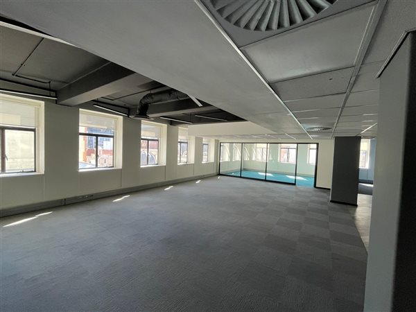 443  m² Commercial space