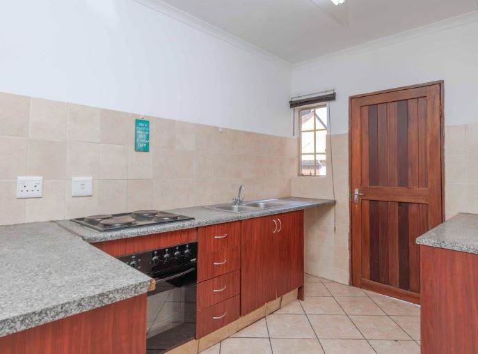 2 Bed Townhouse in Greenstone Hill photo number 8