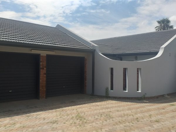 4 Bed House in Penina Park